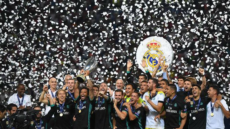 Jugadores del Real Madrid celebran al ganar la Supercopa de Europa