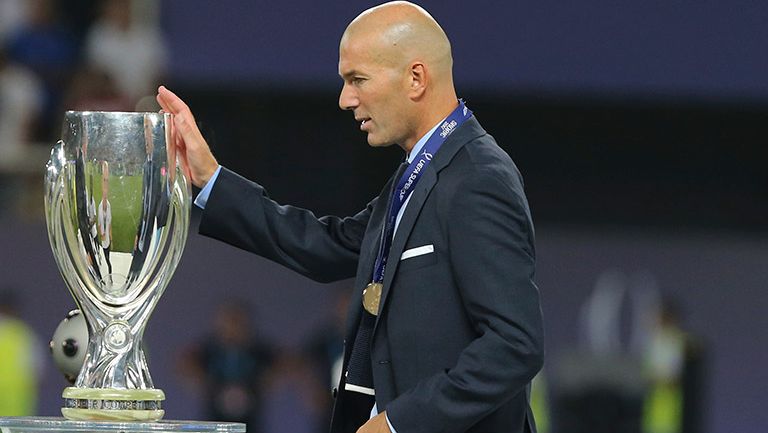 Zidane acaricia el trofeo de la Supercopa de Europa