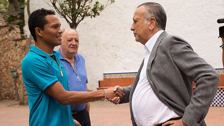 Carlos Bacca saluda al presidente del Villarreal