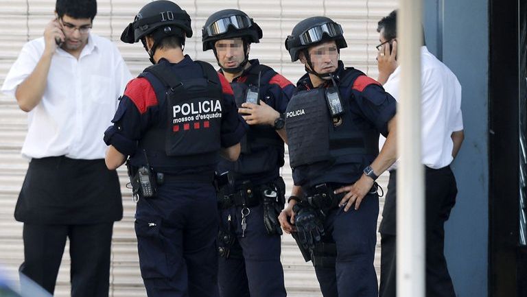 Policía española atiende tras el atentado en Barcelona