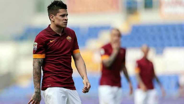 Juan Manuel Iturbe disputa un juego con la Roma