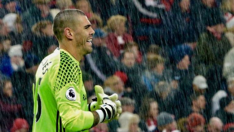 Víctor Valdés, durante un juego con el Middlesbrough