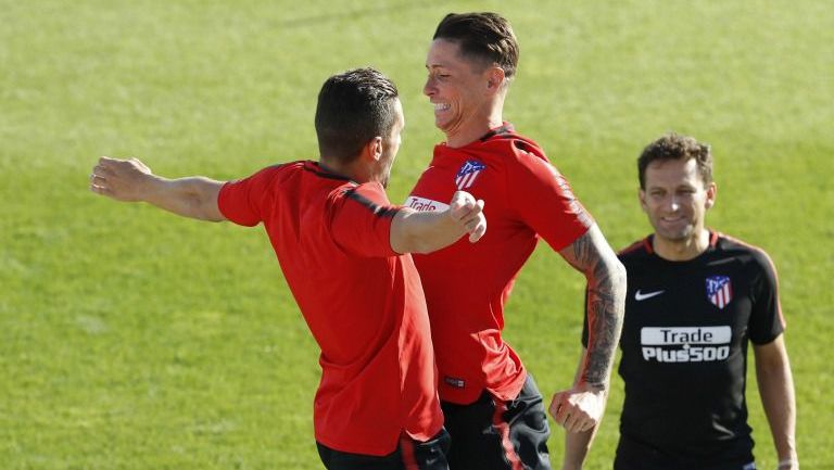 Fernando Torres y Koke hacen 'pechitos' en una práctica con el Atlético