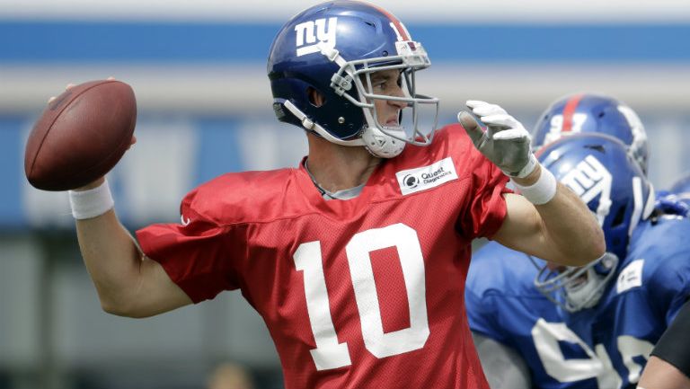 Eli Manning en un entrenamiento de los Giants previo a la temporada 2017