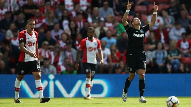 Chicharito celebra una anotación con el West Ham