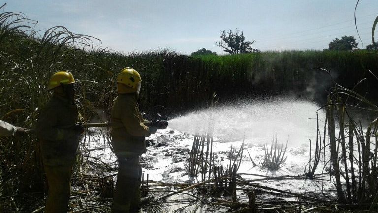 Bomberos controlan el fuego tras explosión de toma clandestina