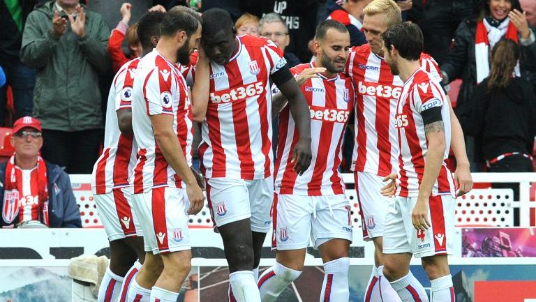 Los jugadores del Stoke City festejan el gol de Jesé