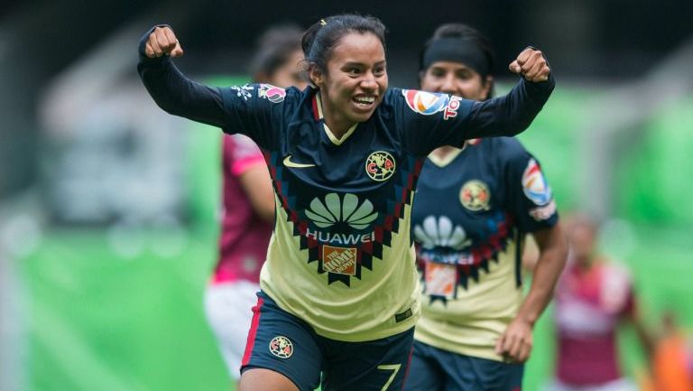 Dayana Cazares festeja su gol contra Morelia en el Azteca