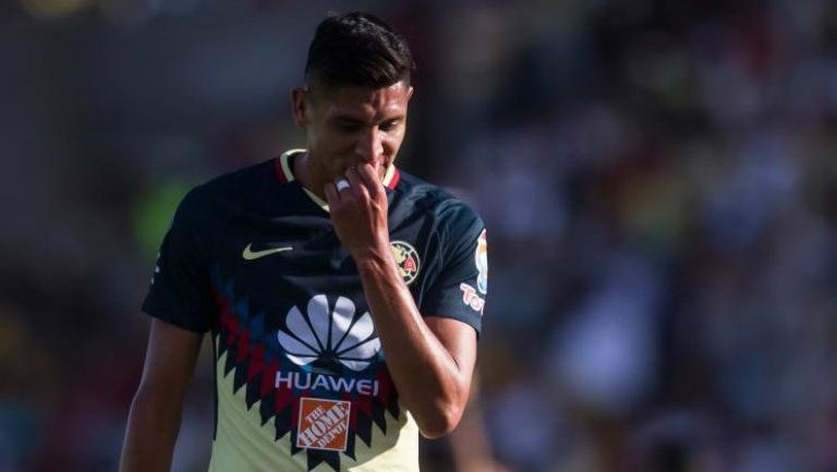 Edson Álvarez se lamenta tras ser expulsado frente a Lobos