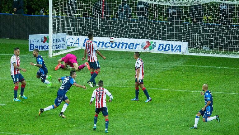 Jugadores de Chivas se lamentan tras el gol del Puebla