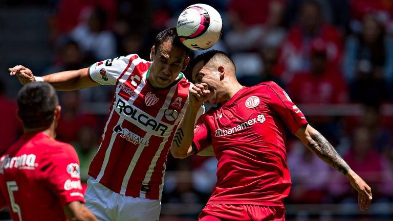 Pablo Velázquez y Rodrigo Salinas disputan un balón