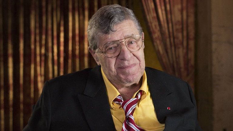 El comediante Jerry Lewis posa para las cámaras en 2014