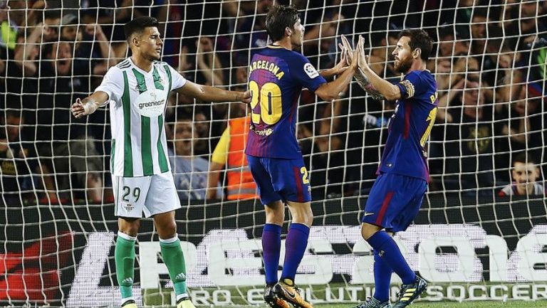 Messi y Sergi Roberto festejan un gol contra el Betis