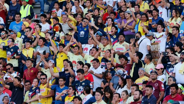 Afición en el juego entre Lobos BUAP y América