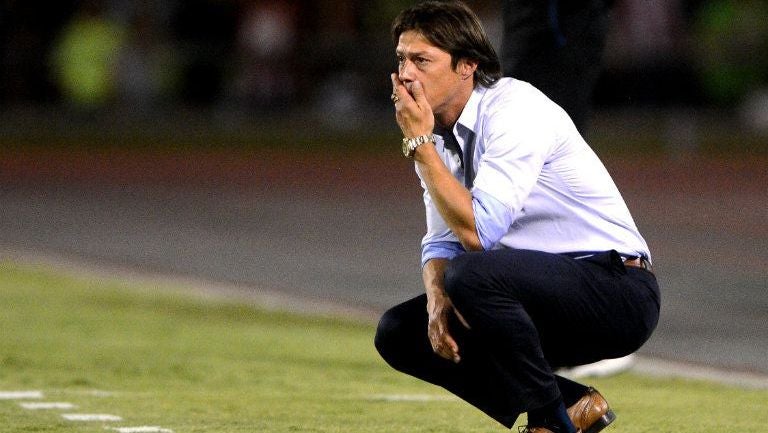 Almeyda observando un partido de Chivas