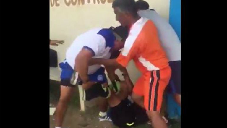 Momento en el que un árbitro es agredido en Ecuador 