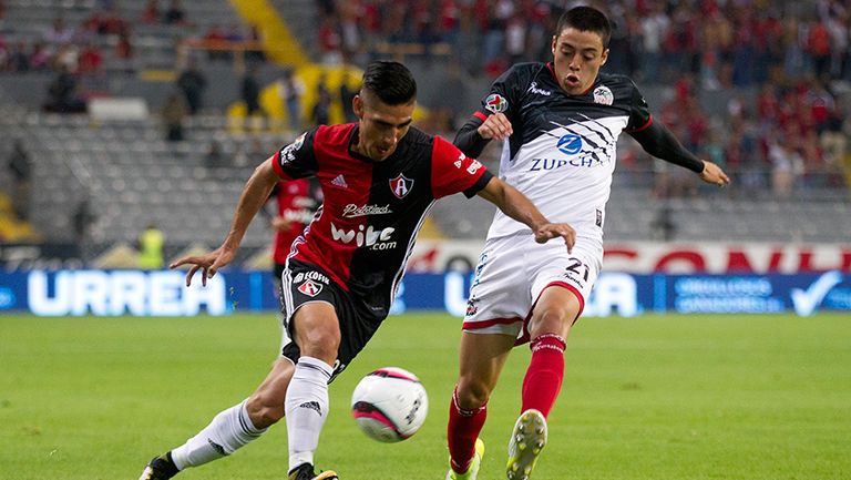 José Madueña en la disputa del balón 