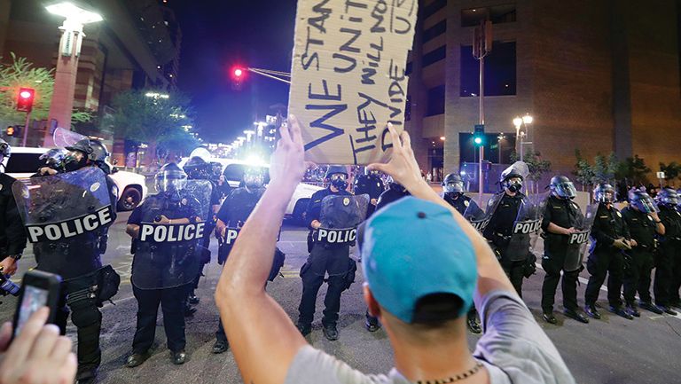 Un grupo de manifestantes encaran a la policía