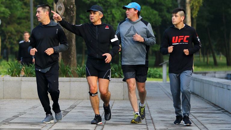 Horacio de la Vega corre junto a Mancera y Brandon Moreno de la UFC