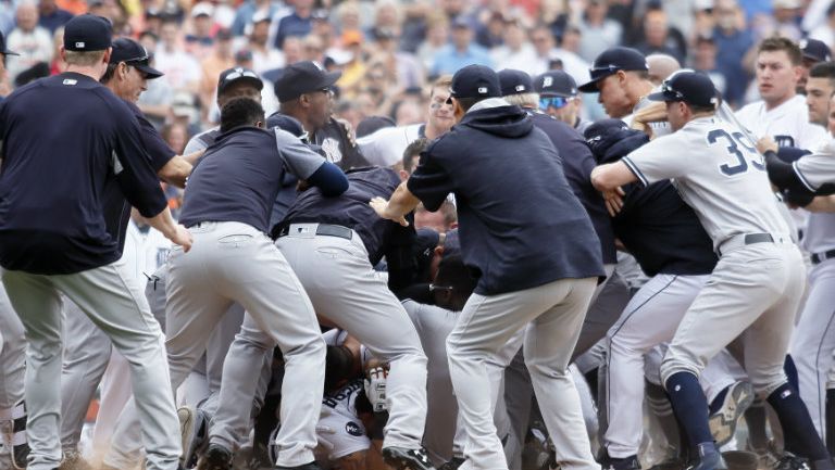 Momento en el cual jugadores de Tigers y Yankees se pelean