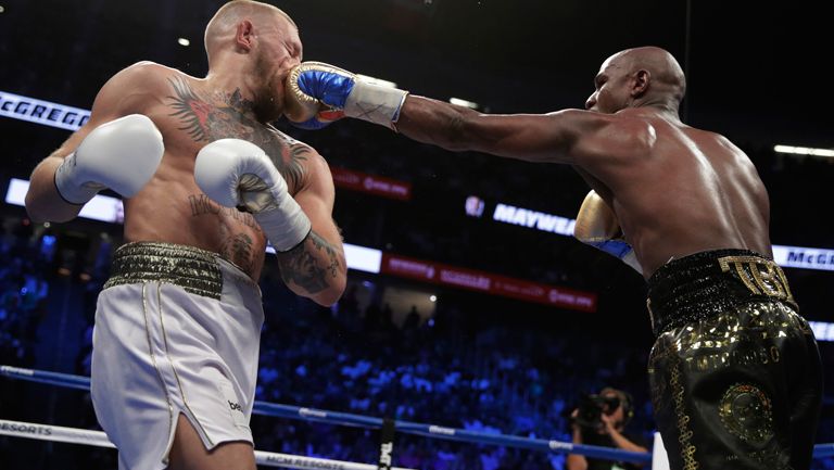 Mayweather conecta a Conor McGregor