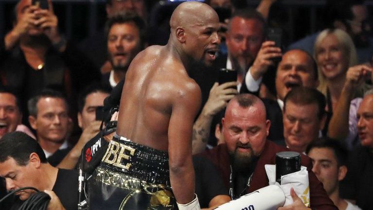 Mayweather celebra su victoria sobre McGregor