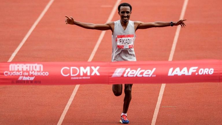 Fikadu Kebede cruza la meta del Maratón de la CDMX