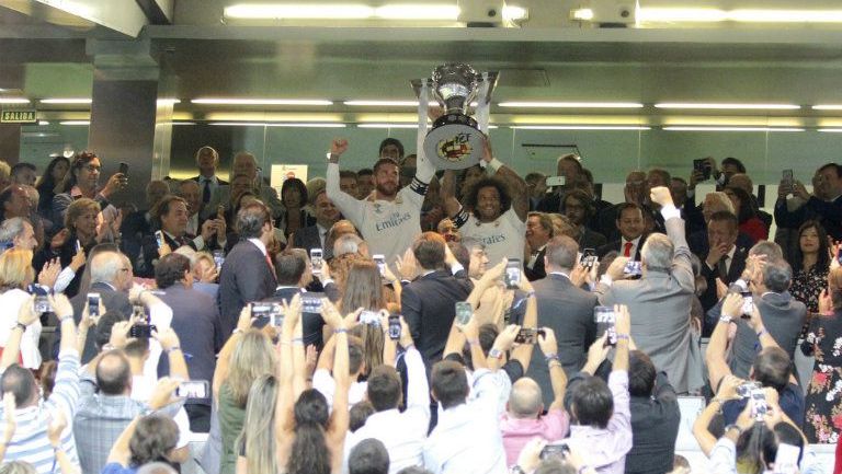 Sergio Ramos y Marcelo levantan el trofeo de la Liga 