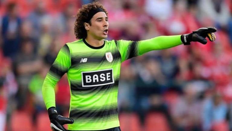 Guillermo Ochoa en un partido con el Standard de Lieja