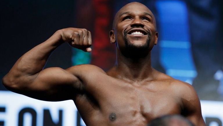 Mayweather muestra su musculatura en la ceremonia de pesaje