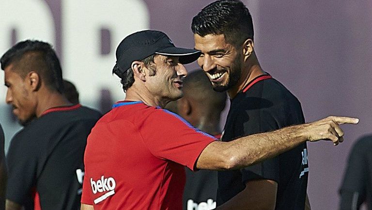 Luis Suárez habla con el técnico blaugrana Ernesto Valverde