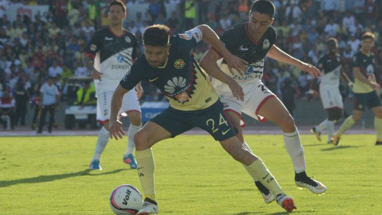 Eduardo Tercero intenta cortar la jugada de Oribe Peralta