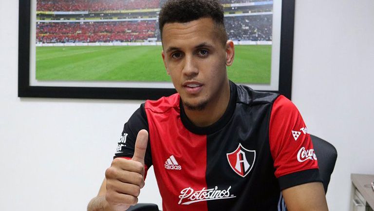 Ravel Morrison, luciendo la camiseta rojinegra