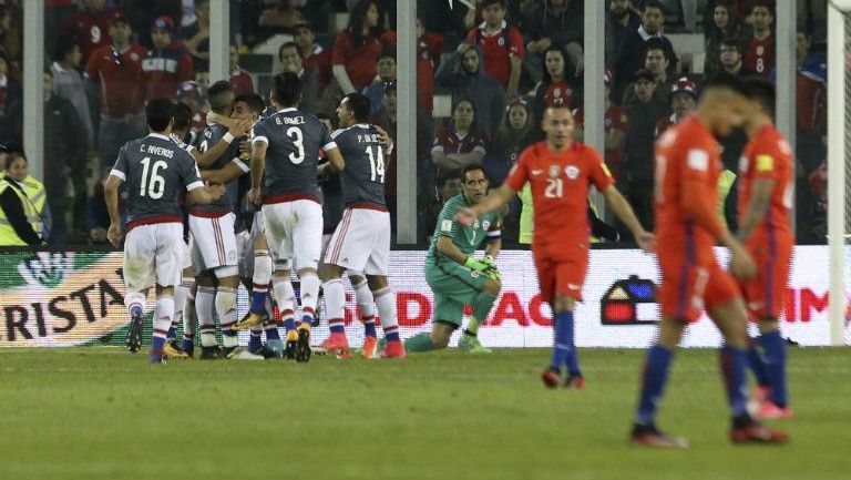 Jugadores de Paraguay celebran, mientras los chilenos se lamentan