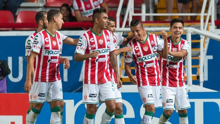 Jugadores de Necaxa festejan un gol en el duelo contra Atlas 