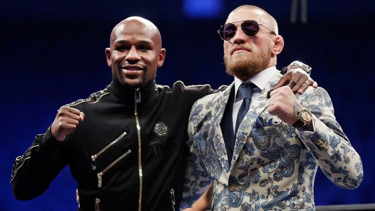 McGregor y Mayweather se abrazan durante un evento