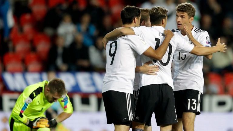 Jugadores de Alemania festejan un gol contra República Checa