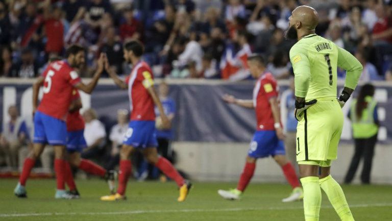 Marco Ureña festeja un gol contra EU ante la mirada de Tim Howard