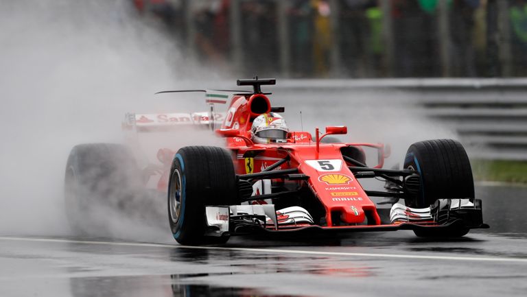 Vettel recorre el circuito dentro de su monoplaza 