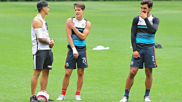 Pulido, Fierro y Alanís hablan durante un entrenamiento de Chivas