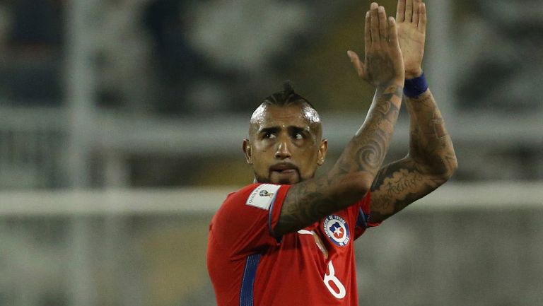 Vidal aplaude durante un partido de Chile