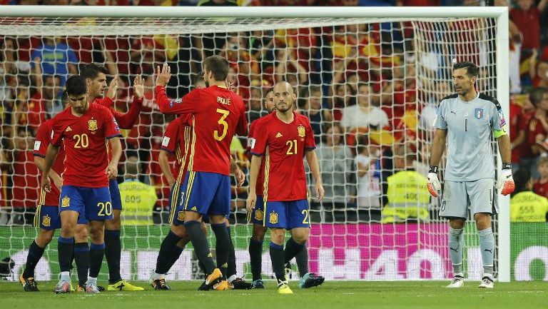 Jugadores de España celebran ante la mirada de Buffon