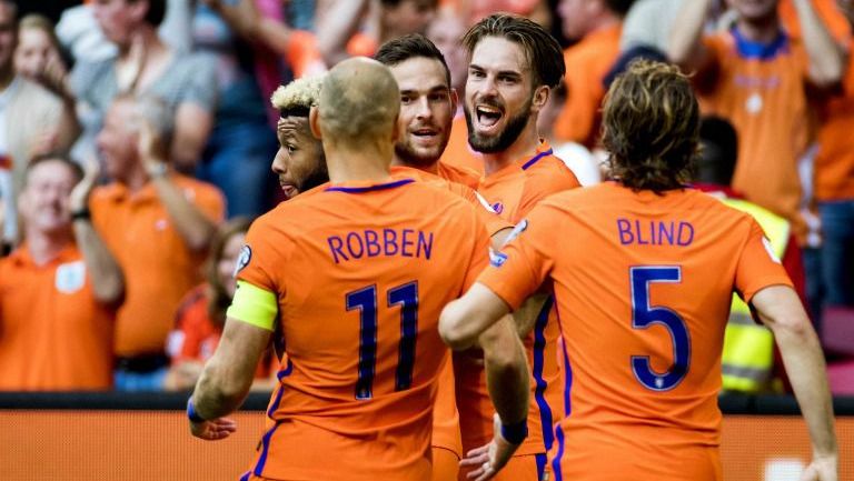 Jugadores de Holanda festejan un gol contra Bulgaria en Amsterdam