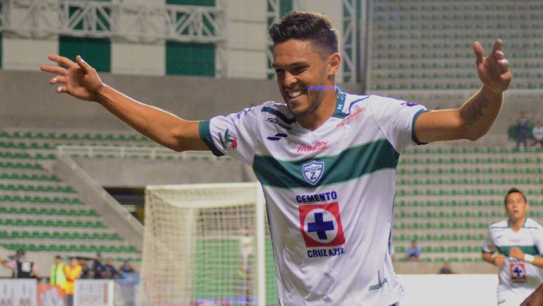 Landín festeja una anotación con Zacatepec 