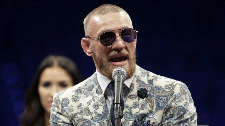 McGregor habla para los medios en una conferencia en Las Vegas