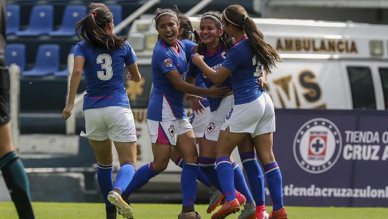 Jugadoras de Cruz Azul Femenil festejan un gol contra Veracruz