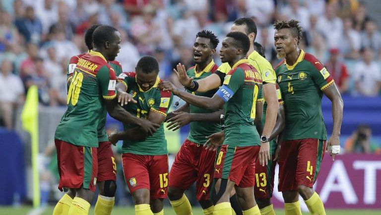 Jugadores de Camerún discuten con el árbitro del encuentro 