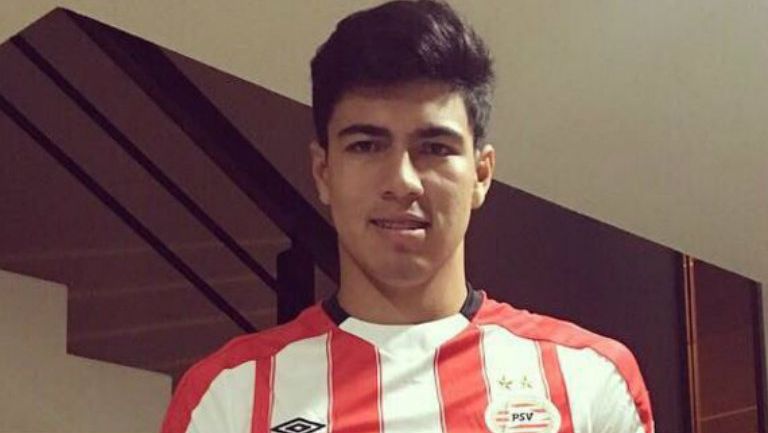 Erick Gutiérrez posando para la foto con la playera del PSV