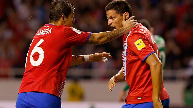 Jugadores de Costa Rica festejan el gol