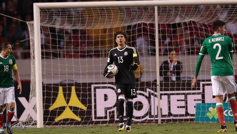 Guillermo Ochoa en el partido contra Costa Rica